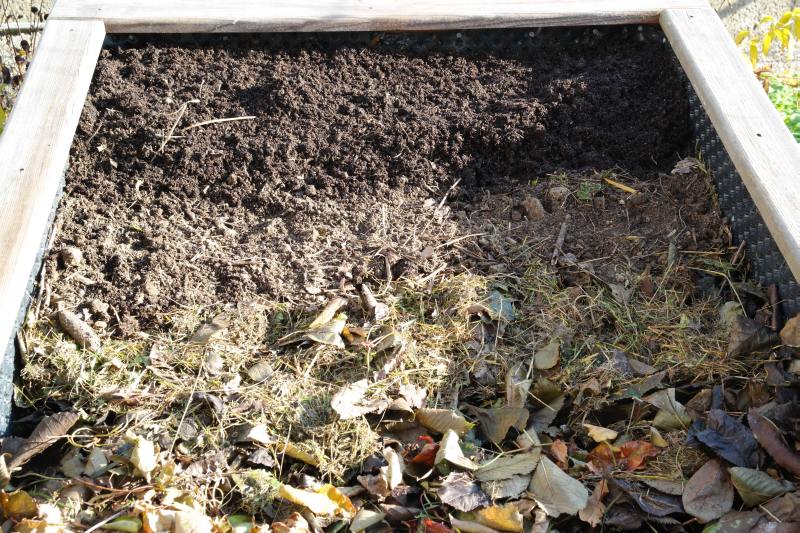 Materialschichten im Hochbeet