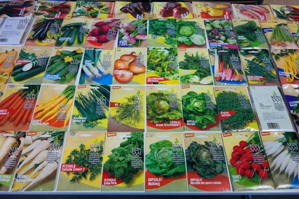 Viele Samenpäckchen auf einem Tisch